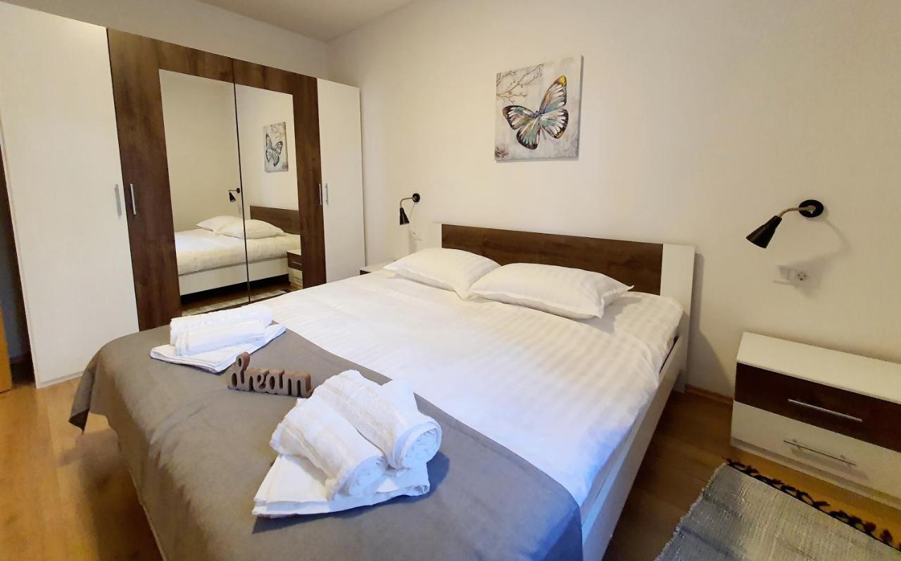Sea Star Apartments Pjescana Uvala Buitenkant foto